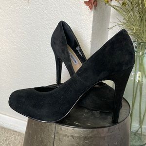 Suede black size 7.5 Steve Madden heels, only worn 3 times.